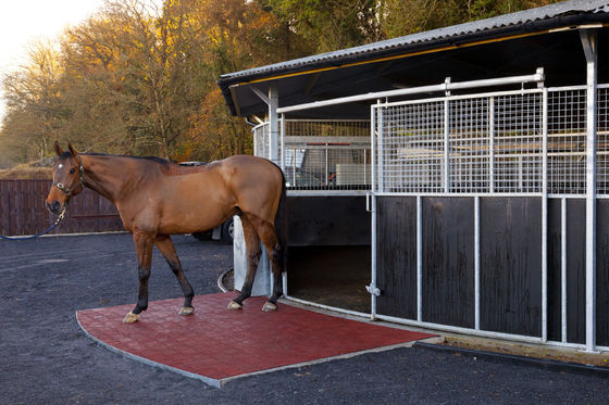 ราคาดี สูตรที่กําหนดเอง Anti Slip Rubber Flooring Mat ตัวอย่างฟรีสําหรับการปกป้องพื้นผิว ออนไลน์
