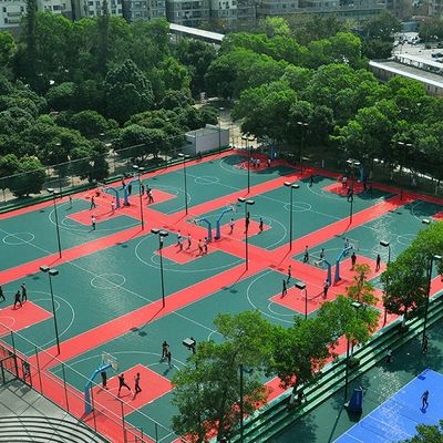 กระเบื้องสนามบาสเก็ตบอลกลางแจ้งที่ทนต่อสภาพอากาศวัสดุโพรพิลีนที่มีหลายสี