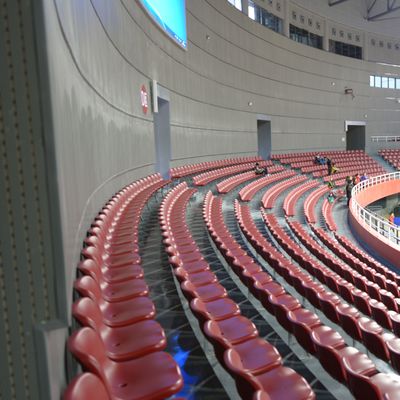 ที่นั่งสนามกีฬาพลาสติกวีไอพีกลางแจ้งสีเขียวเหลืองแดง