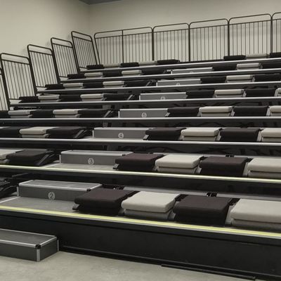 วัสดุ PP ยืดหดได้ บลีชเชอร์ ที่นั่งพับด้านหลังสำหรับห้องประชุมสตูดิโอ