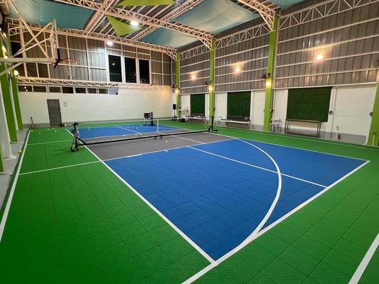 ราคาดี ระบบพื้นกีฬาพลาสติก PP สีแดง สีฟ้า สําหรับสนามกลางแจ้งภายใน ออนไลน์