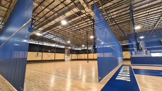 ราคาดี ระบบควบคุมไฟฟ้าอัตโนมัติ ผ้าม่านแยกด้วยผ้าแข็งแรงและสีที่สามารถปรับแต่งได้ สําหรับกีฬาภายใน ออนไลน์